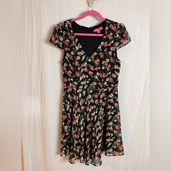 Betsey Johnson Dresses & Skirts - BETSY Johnson floral print cap sleeve dress